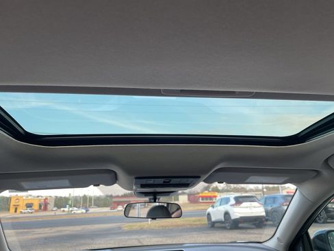 Used 2024 Nissan Sentra SR w/ SR Premium Package image 11