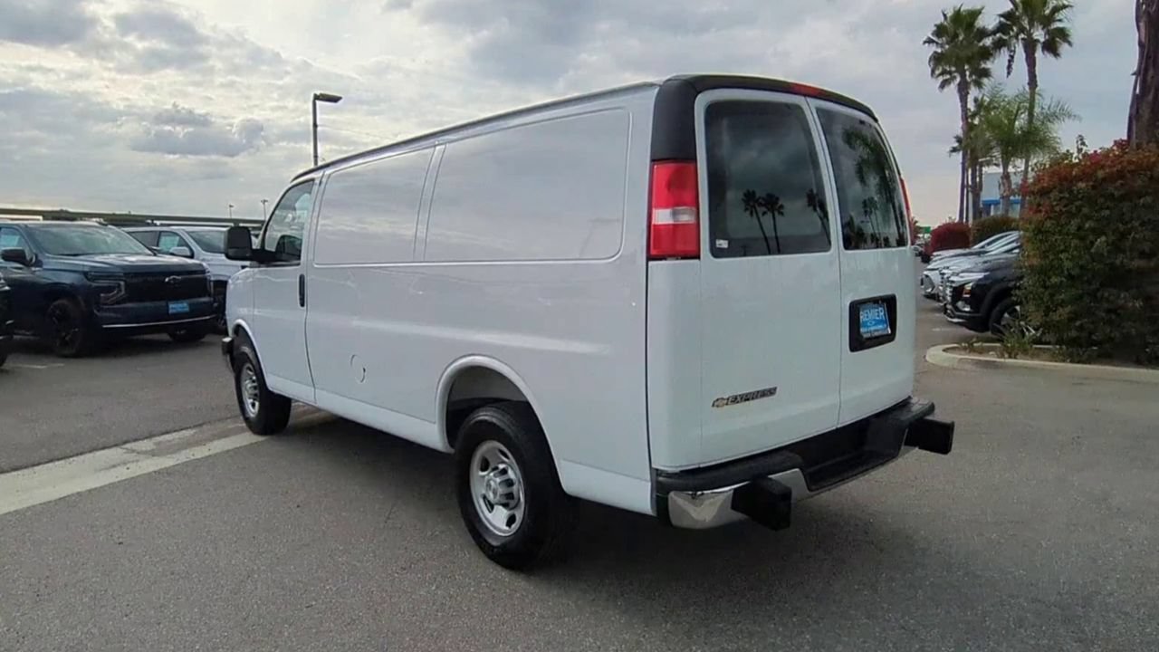 Used 2025 Chevrolet Express 2500 w/ Driver Convenience Package RWD image 6