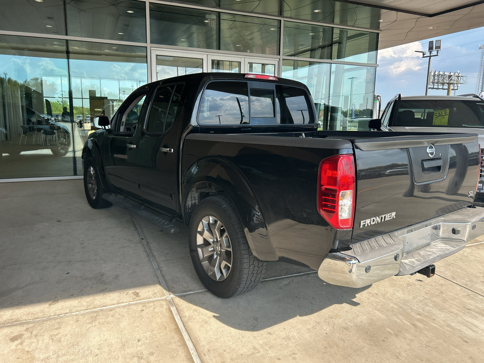 Used 2019 Nissan Frontier SL RWD image 12