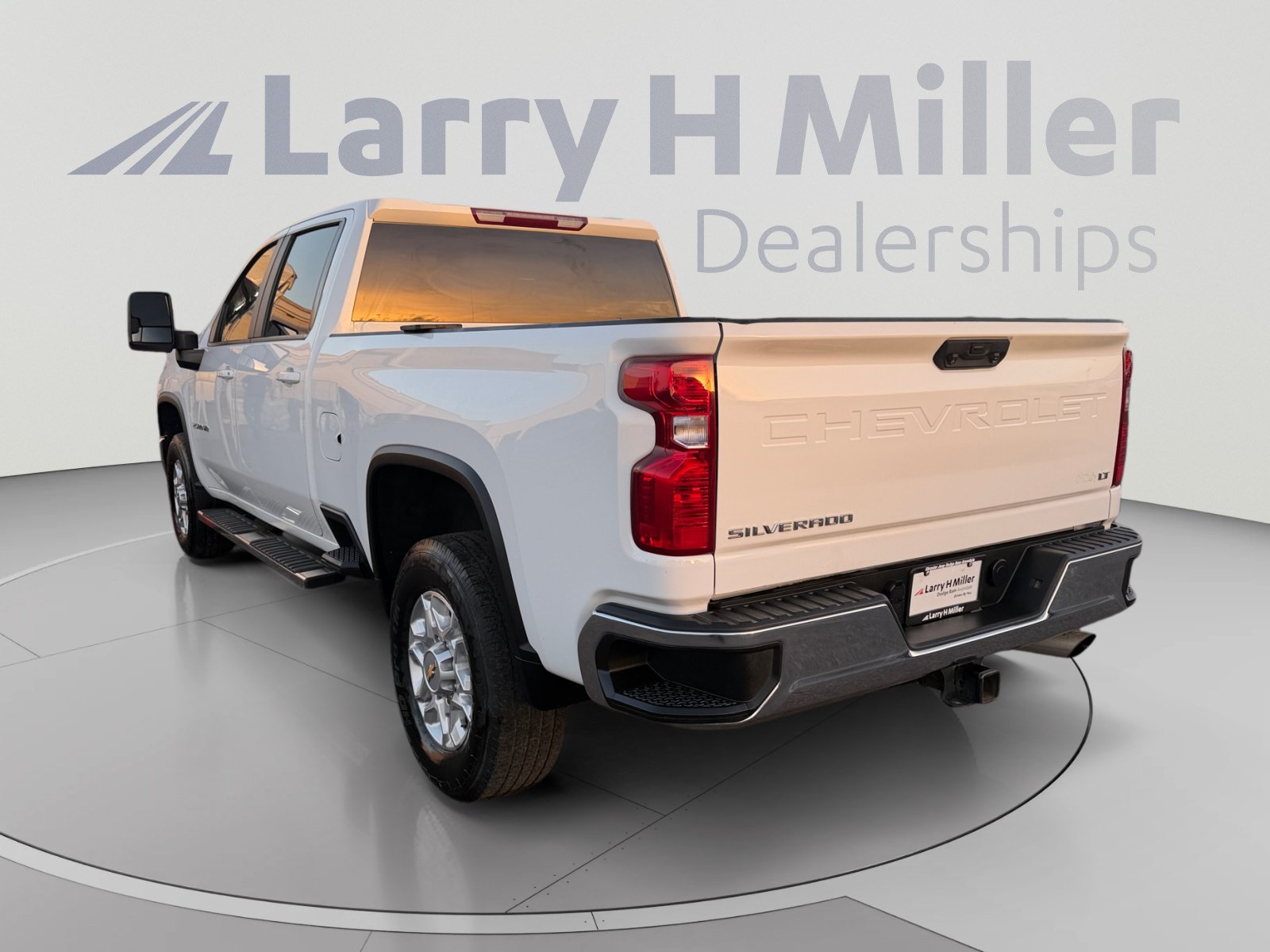 Used 2024 Chevrolet Silverado 2500 LT AWD/4WD image 3