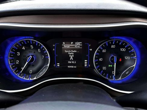Used 2020 Chrysler Voyager Lxi FWD image 26