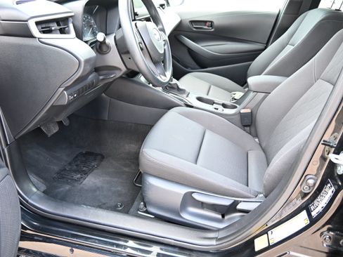 Used 2025 Toyota Corolla LE FWD image 17
