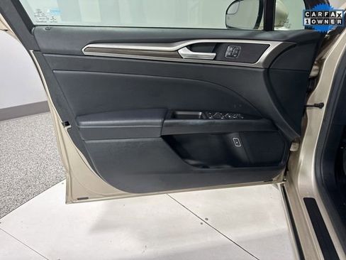 Used 2017 Ford Fusion Energi SE image 9