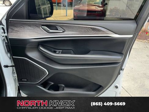 Used 2022 Jeep Grand Cherokee L Limited AWD/4WD image 30