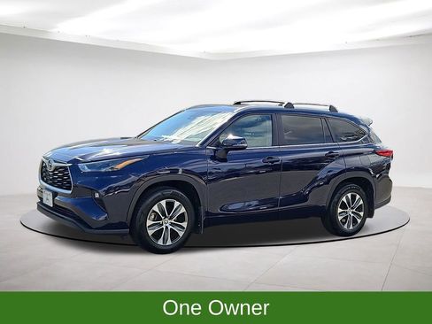 Used 2023 Toyota Highlander XLE image 3