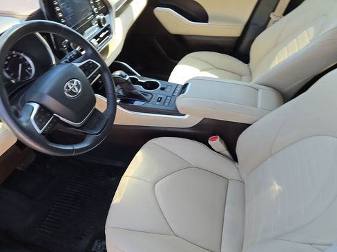 Used 2022 Toyota Highlander XLE image 17
