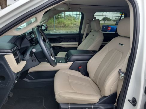 Used 2024 Ford Expedition Platinum AWD/4WD image 19