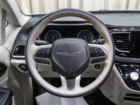 Used 2019 Chrysler Pacifica Limited FWD image 16
