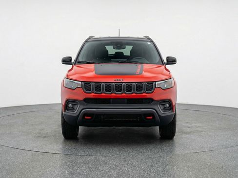 Used 2025 Jeep Compass Trailhawk image 2