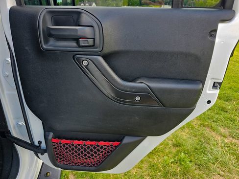 Used 2018 Jeep Wrangler Unlimited Rubicon AWD/4WD image 35