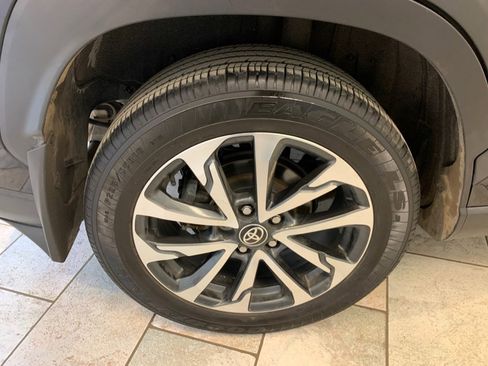 Used 2022 Toyota Corolla Cross XLE w/ Convenience Package image 9