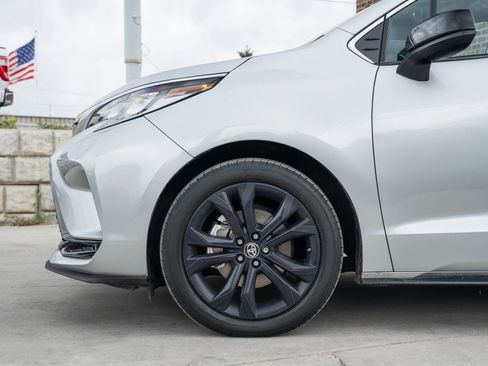 Used 2023 Toyota Sienna XSE FWD image 4