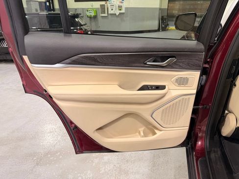 Used 2022 Jeep Grand Cherokee L Limited AWD/4WD image 17