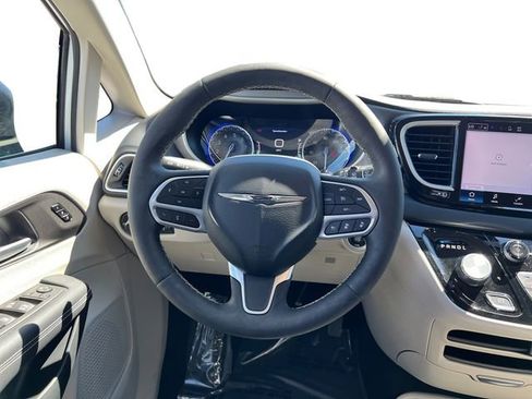 Used 2024 Chrysler Pacifica Touring-L image 15