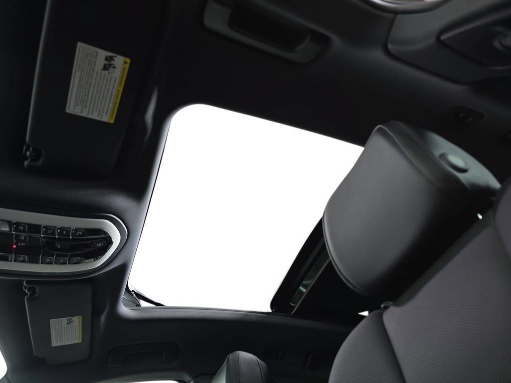 Certified 2026 Porsche Macan S AWD/4WD image 28