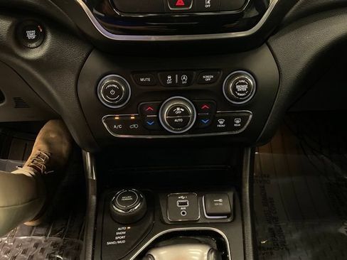 Used 2022 Jeep Cherokee Limited AWD/4WD image 20