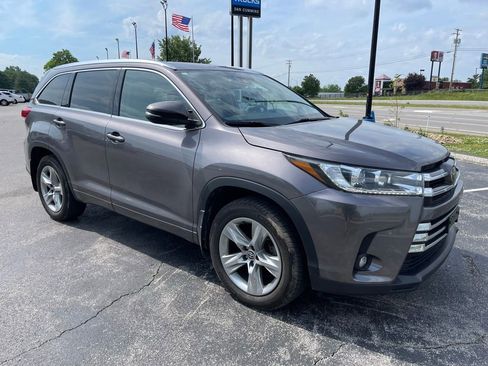 Used 2019 Toyota Highlander Limited AWD/4WD image 2