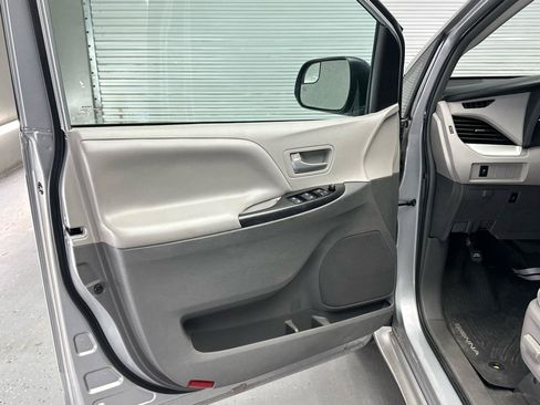 Used 2018 Toyota Sienna LE w/ Carpet Mat Package FWD image 18