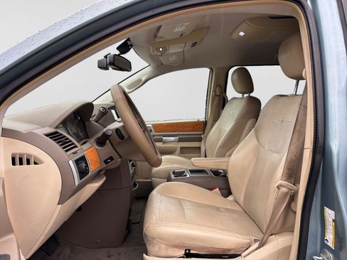 Used 2010 Chrysler Town & Country Limited w/ Entertainment Group #3 FWD image 9