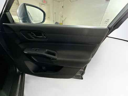 Used 2025 Nissan Pathfinder SV image 33