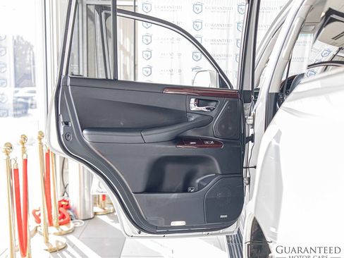 Used 2015 Lexus LX 570 4WD w/ Luxury Package image 36