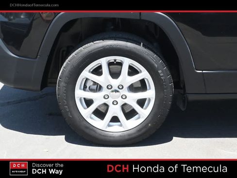 Used 2016 Jeep Cherokee Latitude w/ Comfort/Convenience Group FWD image 23