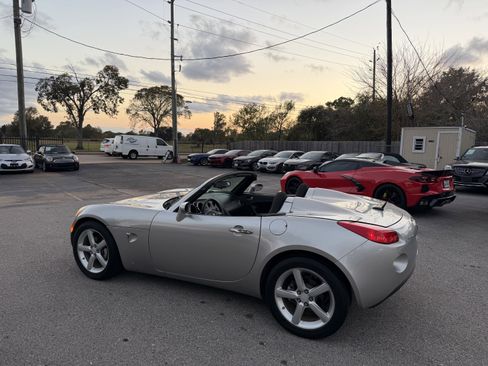 Used 2009 Pontiac Solstice Convertible w/ Preferred Package image 6