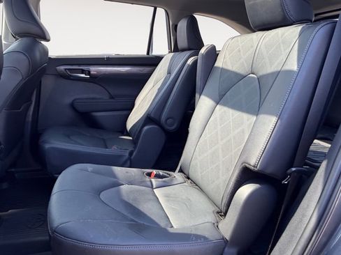 Used 2025 Toyota Highlander Platinum image 12