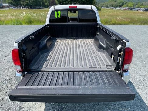 Certified 2017 Toyota Tacoma TRD Off-Road w/ Tow Package AWD/4WD image 26