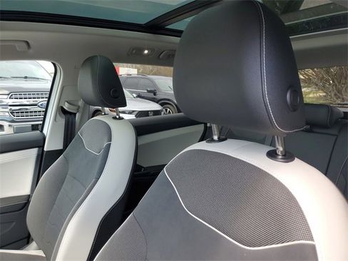 Certified 2025 Volkswagen Taos SE w/ Panoramic Sunroof Package image 16