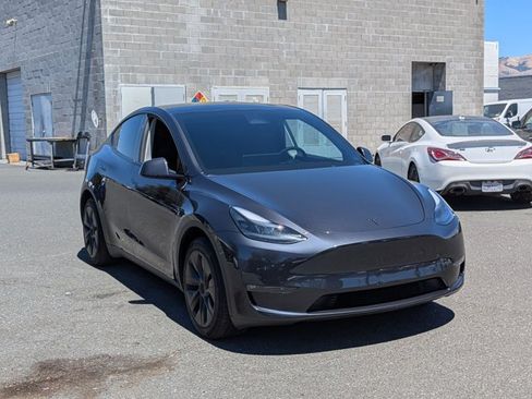 Used 2024 Tesla Model Y Long Range AWD/4WD image 3