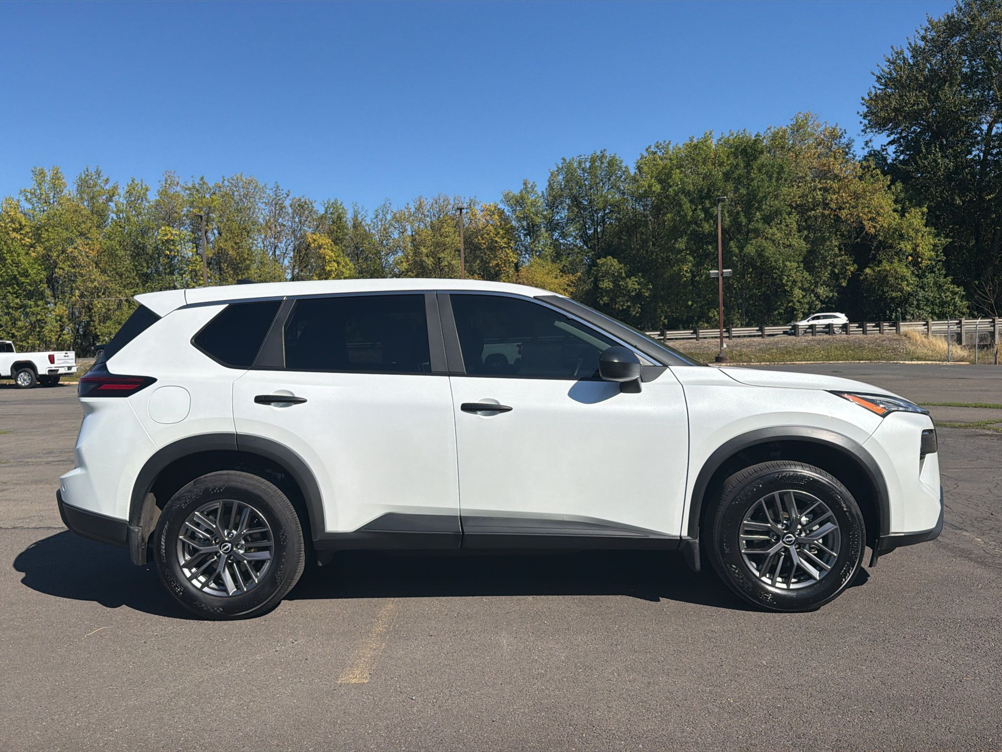 Used 2025 Nissan Rogue S AWD/4WD image 14