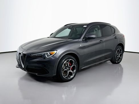 Used 2023 Alfa Romeo Stelvio Ti AWD/4WD image 4