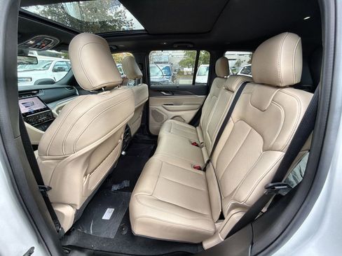 New 2025 Jeep Grand Cherokee Limited w/ Luxury Tech Group II image 25