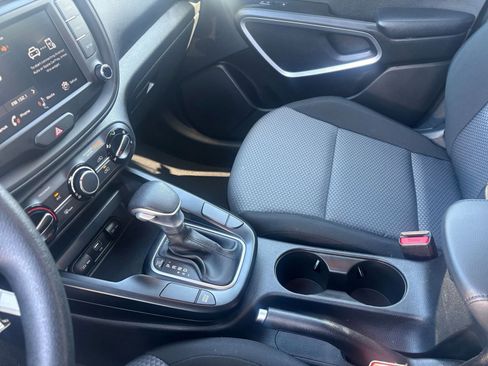Used 2025 Kia Soul LX w/ LX Technology Package FWD image 39