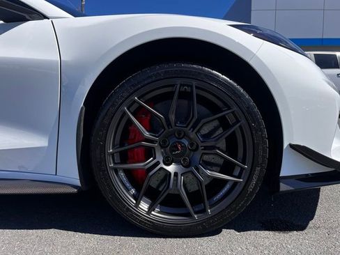 Used 2024 Chevrolet Corvette Z06 w/ Z07 Performance Package image 3