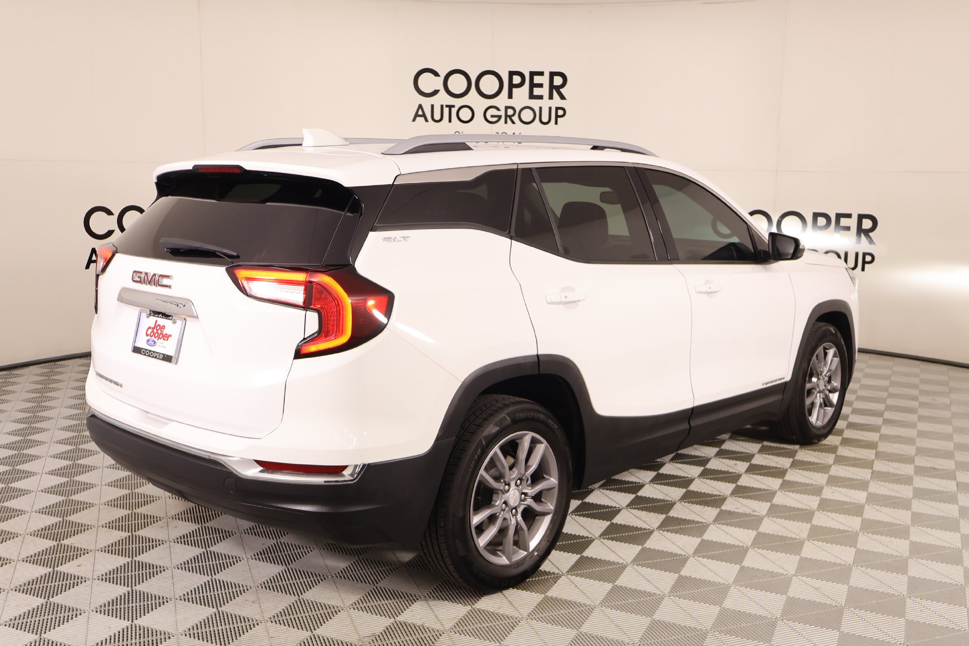 Used 2024 GMC Terrain SLT FWD image 19