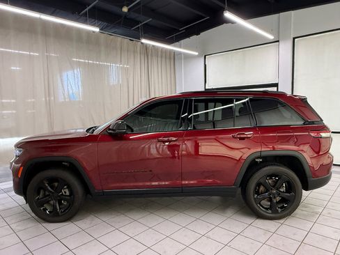 Used 2024 Jeep Grand Cherokee Altitude AWD/4WD image 9