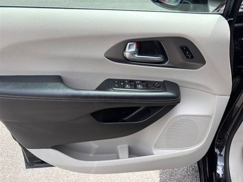 Used 2024 Chrysler Pacifica Touring-L FWD image 11