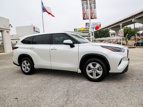 Used 2024 Toyota Highlander LE FWD image 6