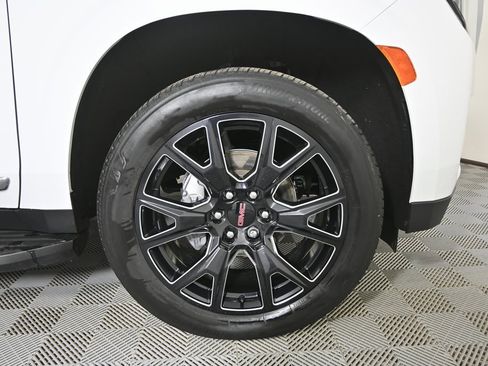 Used 2024 GMC Yukon SLT image 11