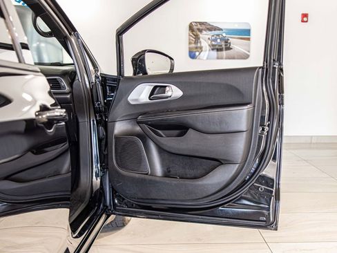 Used 2019 Chrysler Pacifica Touring Plus w/ S Appearance Package FWD image 40