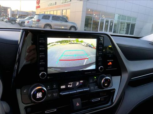 Used 2022 Toyota Highlander XLE AWD/4WD image 28