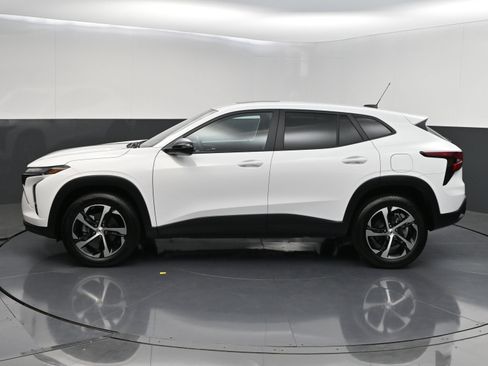 Certified 2025 Chevrolet Trax RS w/ Sunroof Package FWD image 4