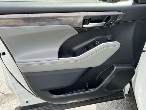 Used 2021 Toyota Highlander Limited image 27