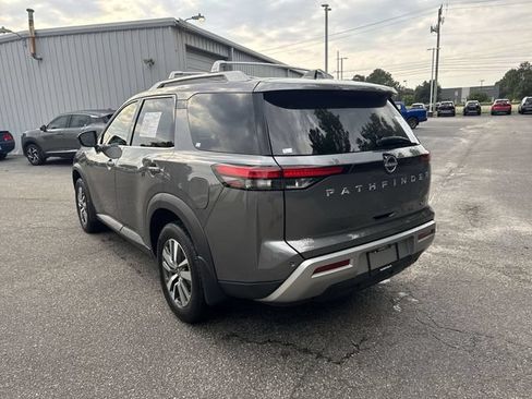Used 2024 Nissan Pathfinder SL FWD image 7
