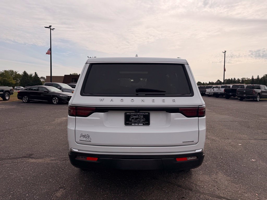 Used 2022 Jeep Wagoneer Series III w/ Premium Group I AWD/4WD image 6