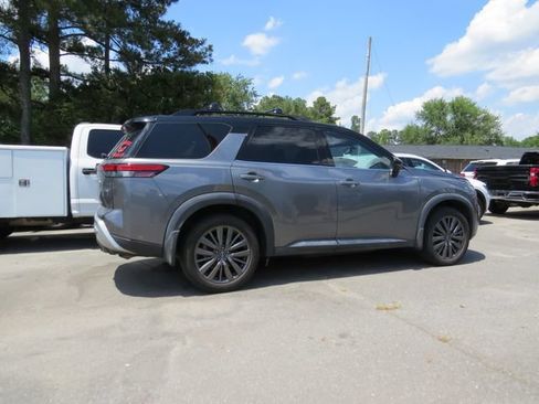 Used 2022 Nissan Pathfinder SL w/ SL Premium Package FWD image 2