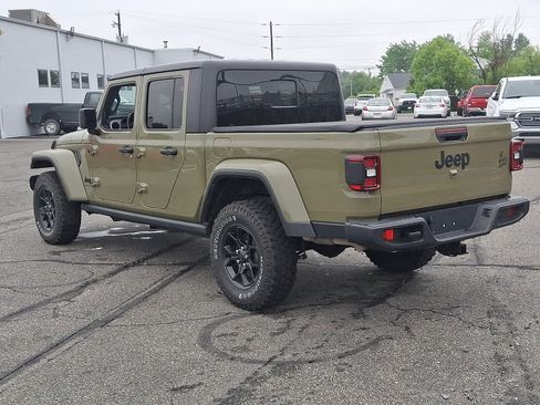 Used 2025 Jeep Gladiator Sport AWD/4WD image 4