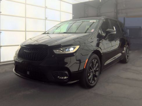 Used 2021 Chrysler Pacifica Touring-L w/ S Appearance Package FWD image 1